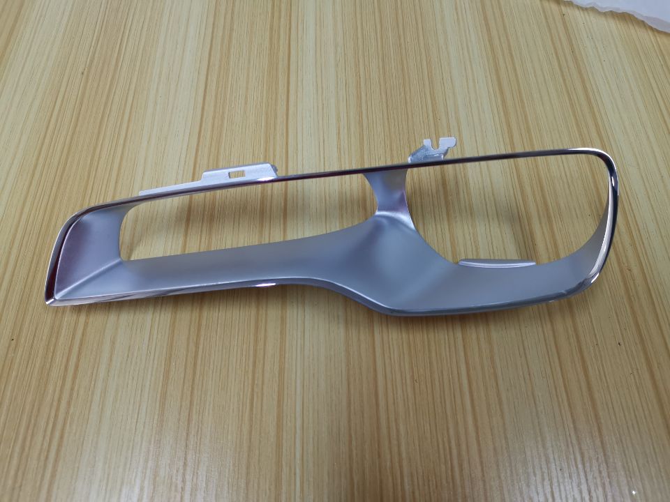 勞期萊斯車燈，內(nèi)飾水電鍍件，線條清楚.jpg